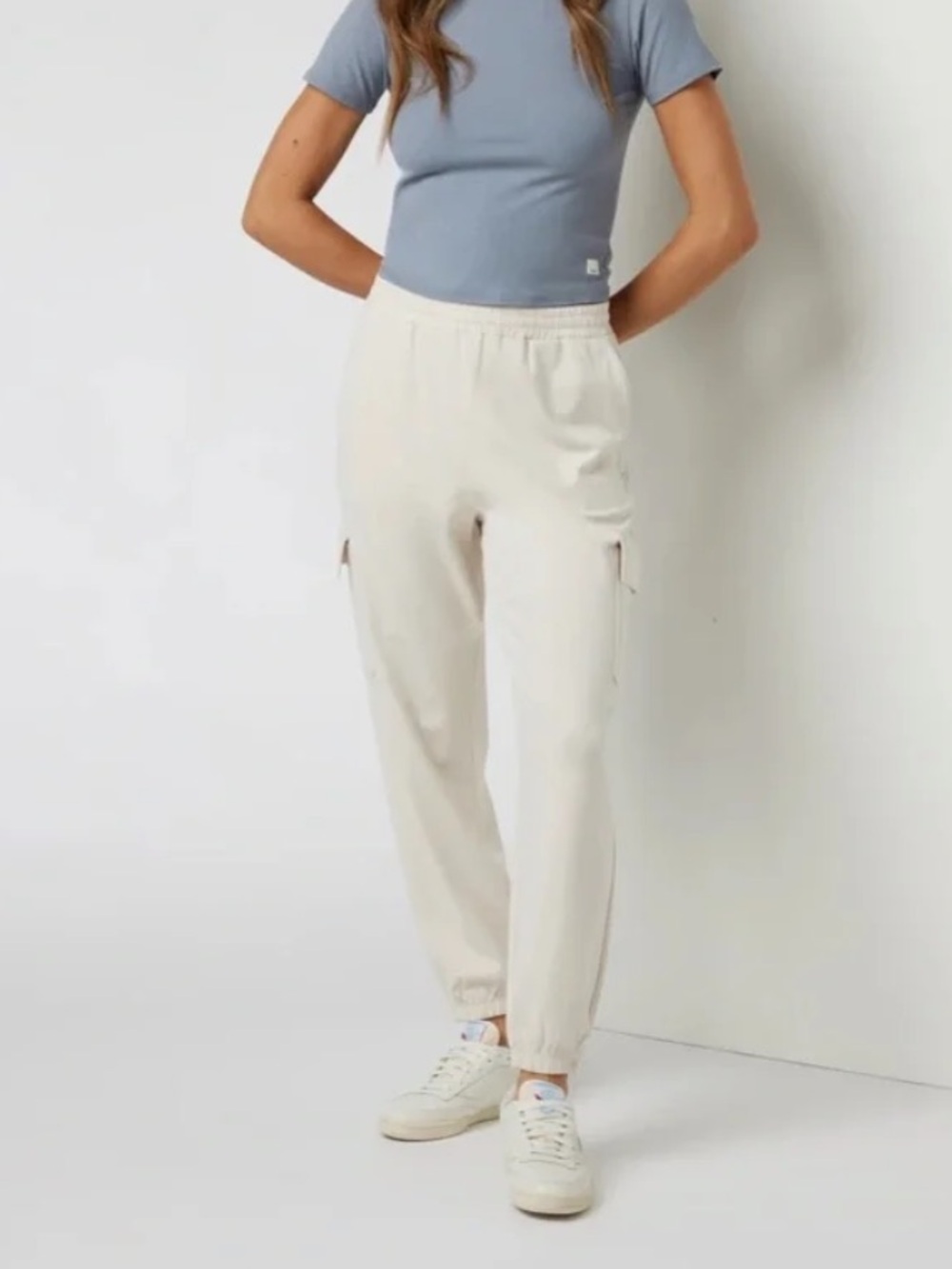 Vuori Boyfriend Cargo Jogger Size Medium Light Tan Cream Color